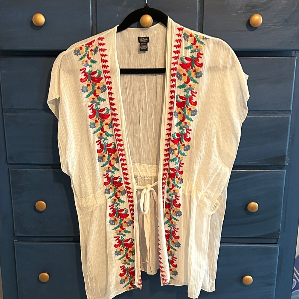 Elegant White Embroidered Kimono by [Brand]
